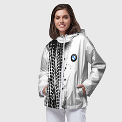 Ветровка с капюшоном женская БМВ - следы от шин, цвет: 3D-белый — фото 2